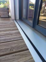Système de coulissement de moustiquaire pour porte fenêtre