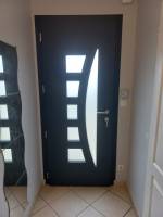 Pose d'une porte d'entrée avec vitrage sécurisé dans le 38