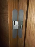 Installation de porte intérieure vitrée en bois avec charnières invisibles à Bourgoin Jallieu