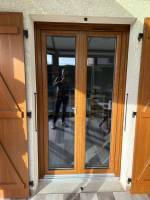 Pose de porte fenêtre PVC imitation bois dans une maison de Bourgoin Jallieu
