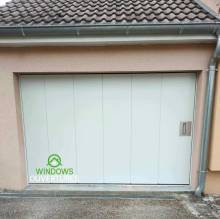 Pose d'une porte de garage sectionnelle blanche dans le 38