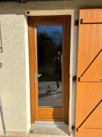 Pose de porte vitrée en PVC imitation bois à Colombe