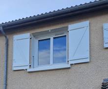 Installation de volet en PVC battant sur mesure vers Bourgoin Jallieu